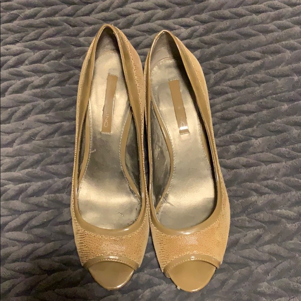 Bandolino peeptoe pumps